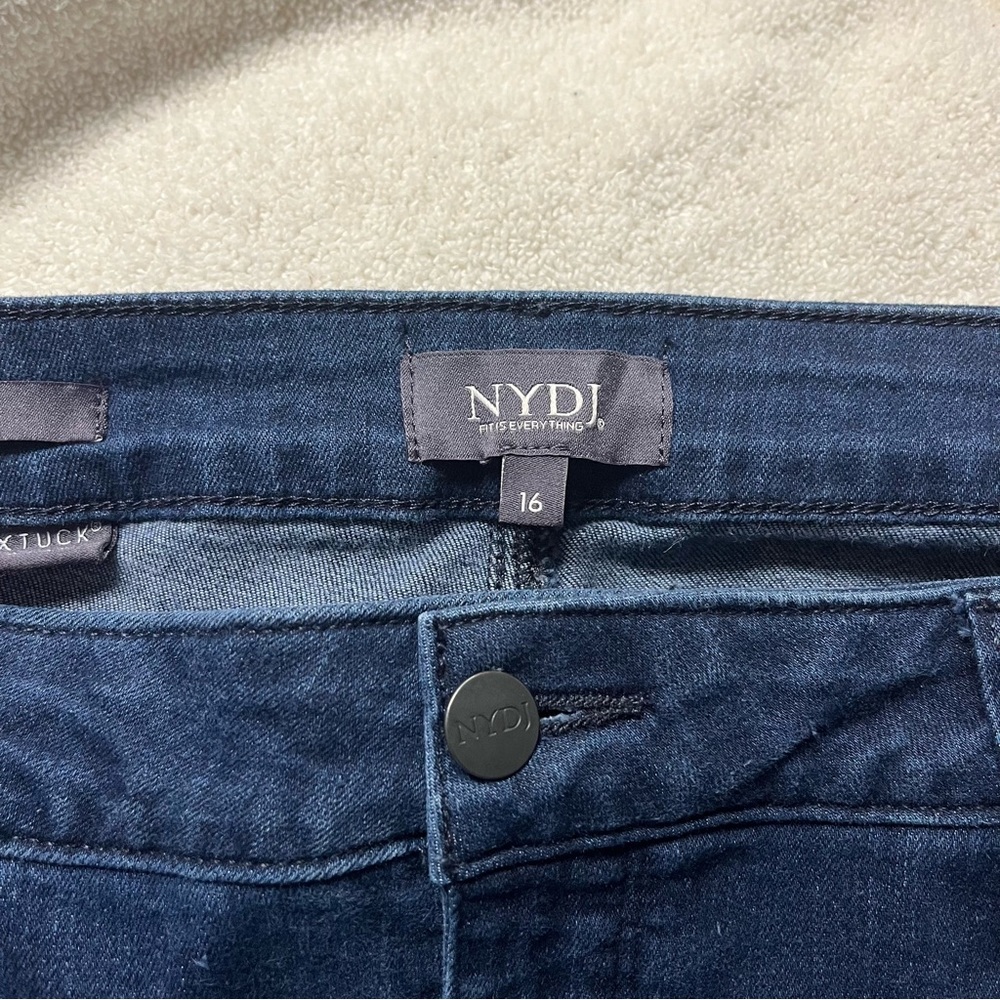 Classic Wide-Leg Women’s Jeans in Dark Blue - Picture 5 of 7